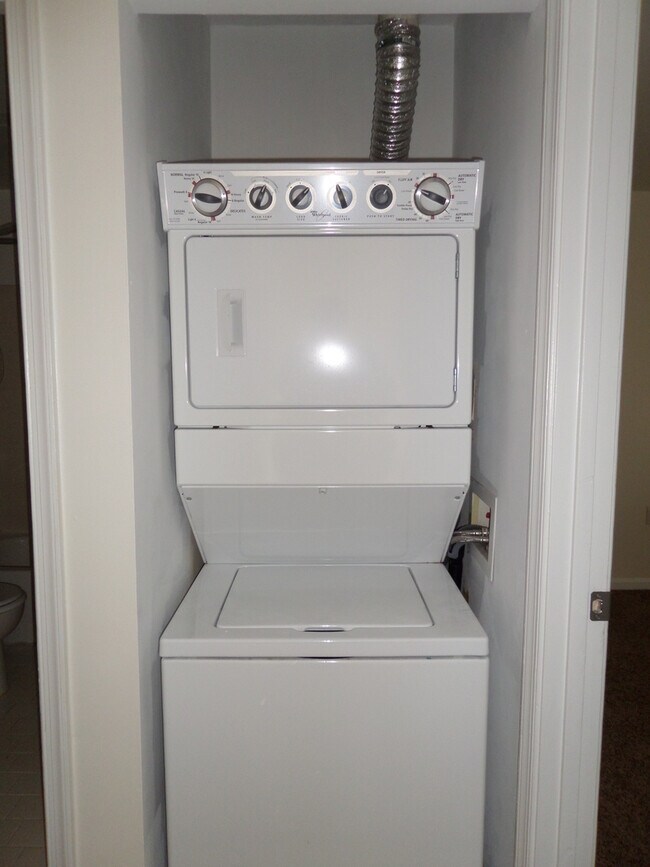 Building Photo - Your Home is Your Palace! Glen Burnie, MD