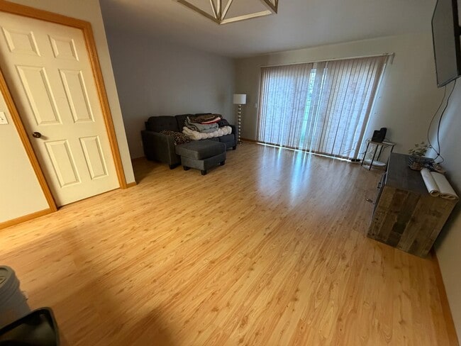 Building Photo - Fully Furnished West end townhome