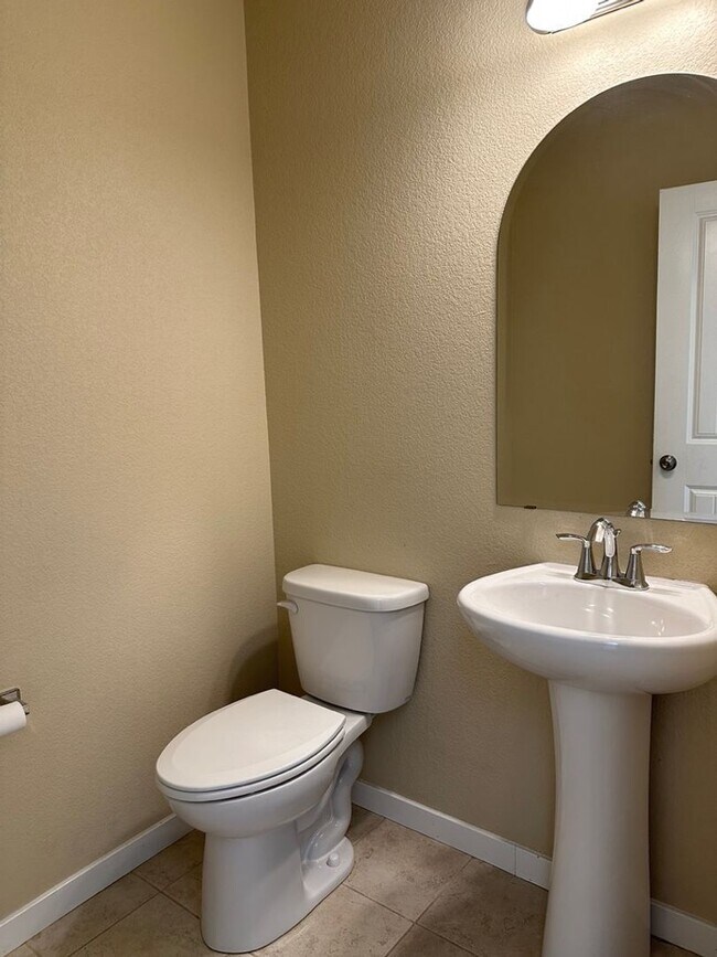 Building Photo - BEAUTIFUL 4BD HOME in NE COL SPGS w/ MAIN-LEVEL MASTER SUITE & AC - Security Deposit Alternative ...