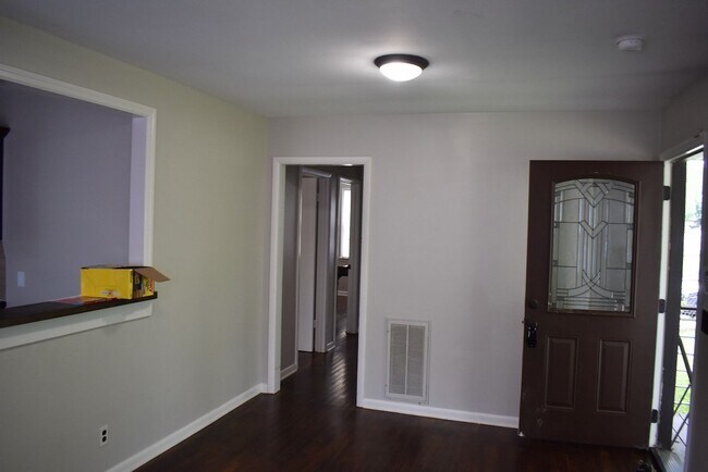 Building Photo - 3 Bed/2 Bath Home in East Nashville, Fenced Yard, Hardwood Floors, Minutes to Shelby Bottoms