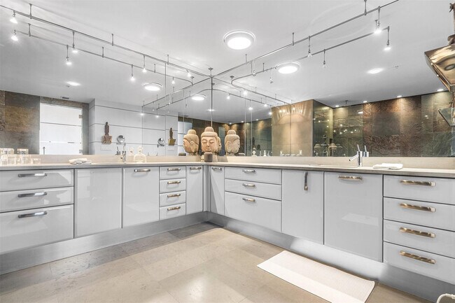 Building Photo - 715 Bayshore Dr