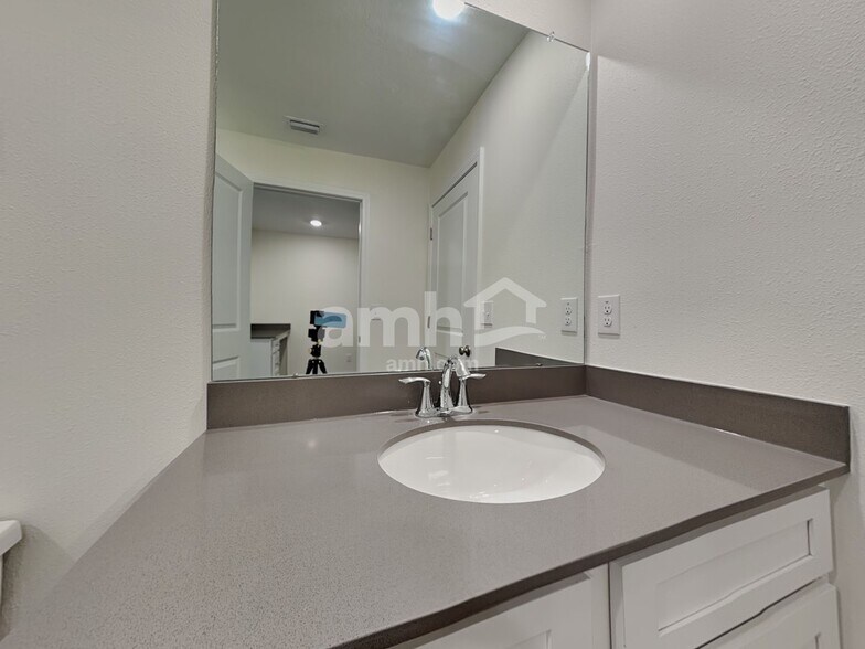 Building Photo - 27550 St Andrews Ave