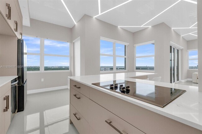 Building Photo - 18011 Biscayne Blvd