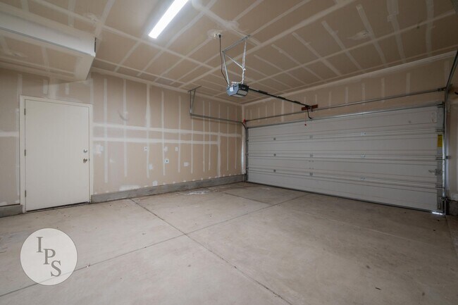 Building Photo - Fresno SouthEast Home, Gated Community, Clovis Unified School District, 3BR/2.5BA