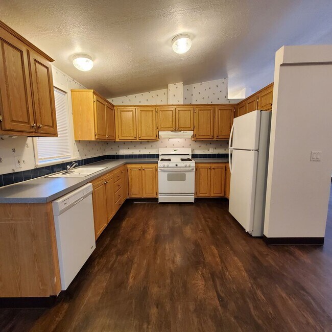Building Photo - Pet Friendly 3 Bed : 2Bath Home w/ a Carport