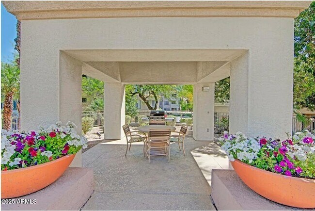 Building Photo - 1550 E Thunderbird Rd