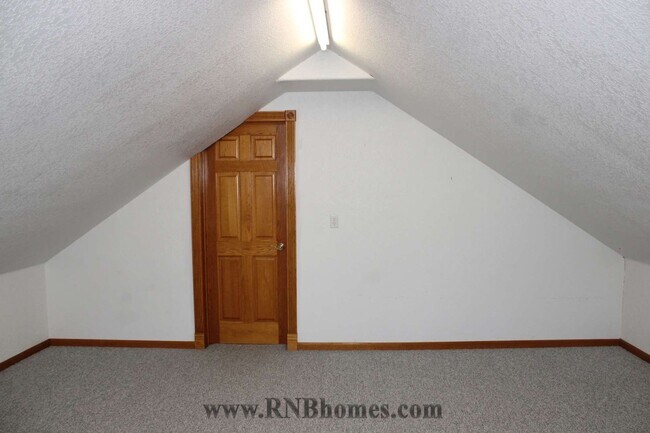 Building Photo - 677 Hoppe Ln