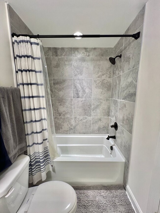 Building Photo - 3 Bed, 2.5 Bath Townhome w/ 1 Car Garage