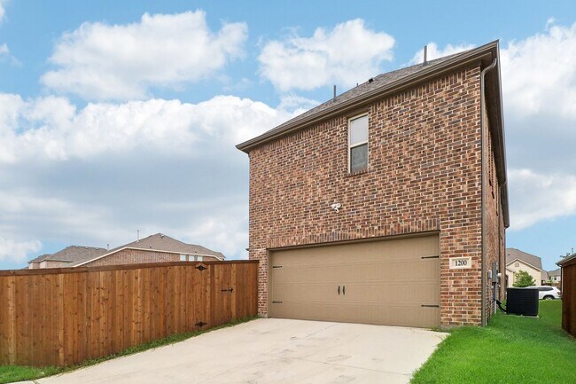 Building Photo - 1200 Milfoil Dr