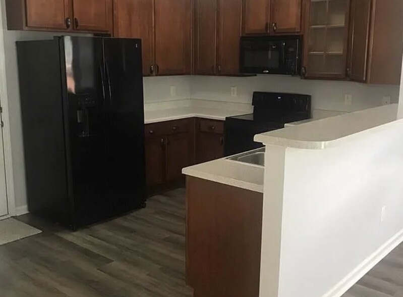 Building Photo - 3135 Manhasset Ln