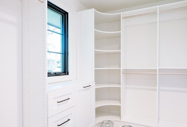 Building Photo - Custom Remodeled 4bd/4ba House in Greenwoo...