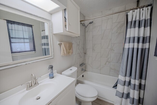Building Photo - 4606 Meadowood Dr