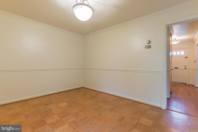 Building Photo - 9702 Bellevue Dr