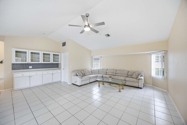 Building Photo - "Spacious 3-Bedroom Retreat with 2 Full Baths in Rotonda West Pinehurst!"