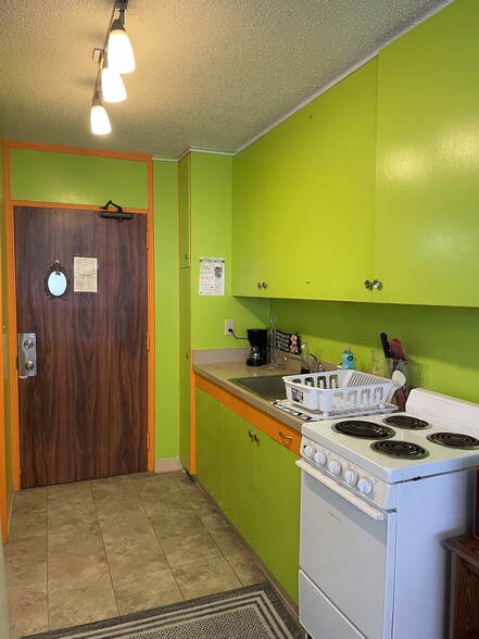 kitchen - 1550 Rycroft St