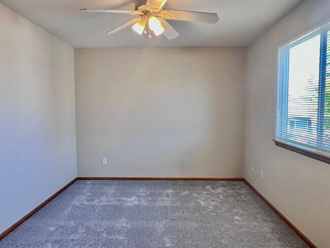 Building Photo - Wonderful 5 Bed/4 Bath Home Located on Qui...