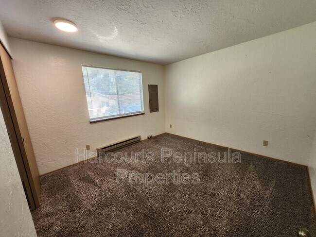 Building Photo - 6465 Lewis Dr NE