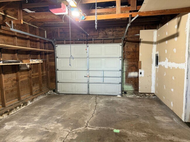 Building Photo - Large updated 2 bedroom 1 bathroom house in Springfield!