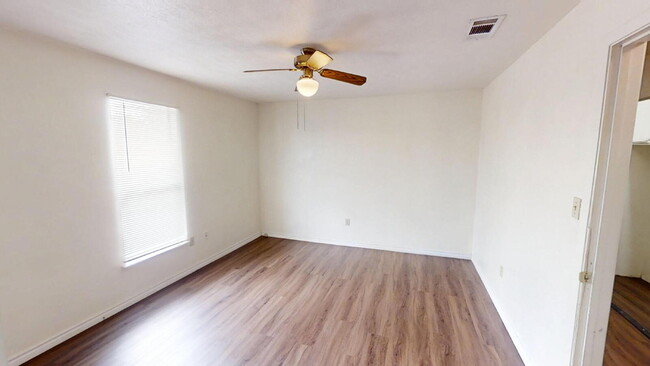 Building Photo - "Charming 3-Bed, 2-Bath Gem in Copperas Co...
