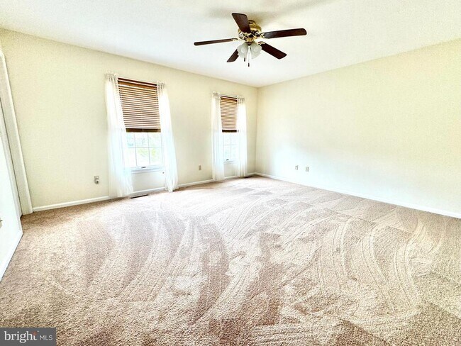 Building Photo - 501 Falcon Dr