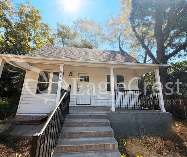 Building Photo - 810 E Sumach St
