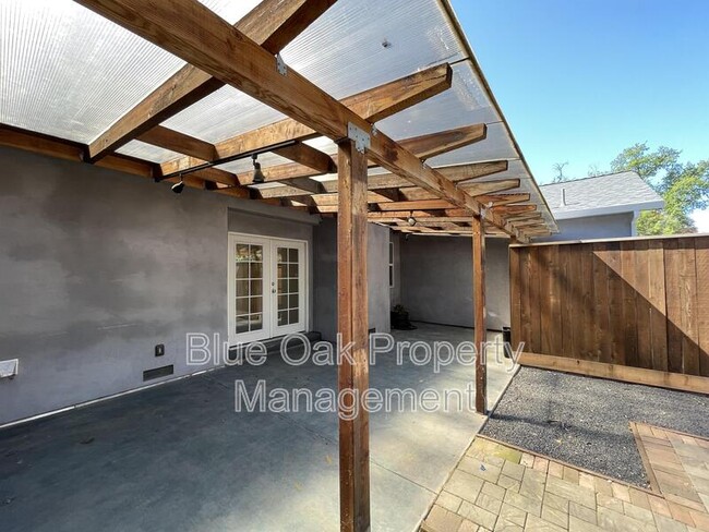 Building Photo - 266 E 6th Ave