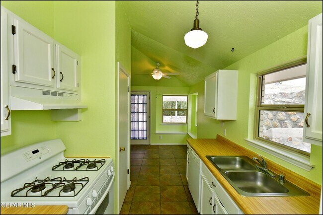 Building Photo - 853 Nita Fay Dr