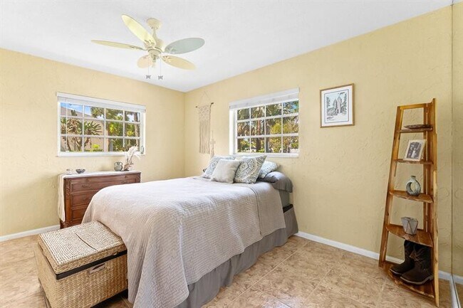Building Photo - 3015 N Palm Aire Dr