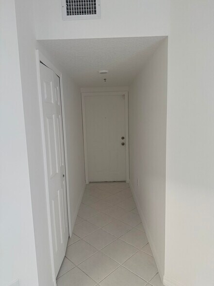 Building Photo - 9340 Fontainebleau Blvd