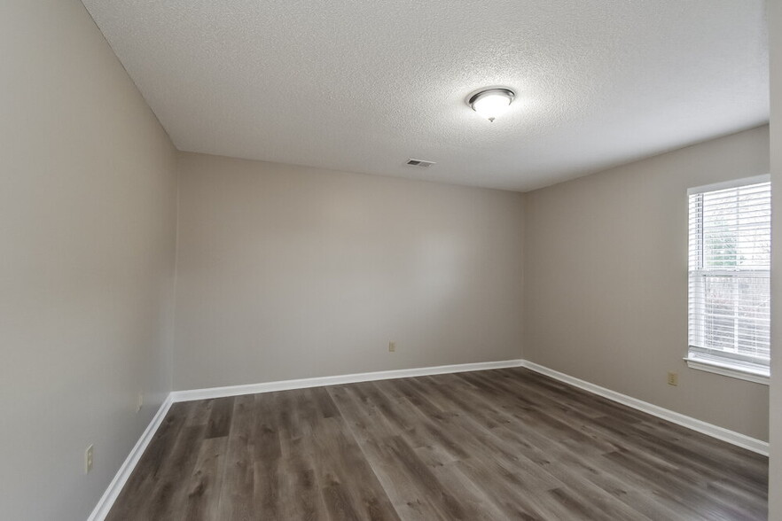 Building Photo - 5205 Plum Tree Dr