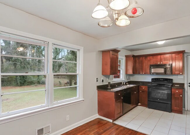 Building Photo - 3-bedroom, 1.5-bath in Decatur!