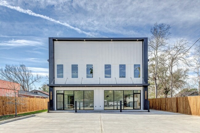 Building Photo - 704 S 1st St