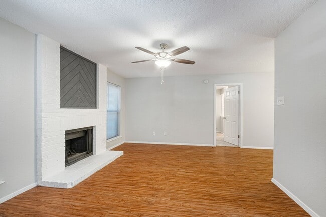 Building Photo - Cute 2 Bedroom, 2 Bath Condo in Northwest ...