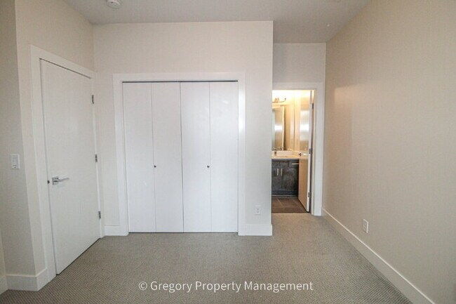 Building Photo - Newer Luxury 4 Bed 3 Bath 2 Car Garage Townhouse in Desirable Downtown Bothell Location. Walk to ...