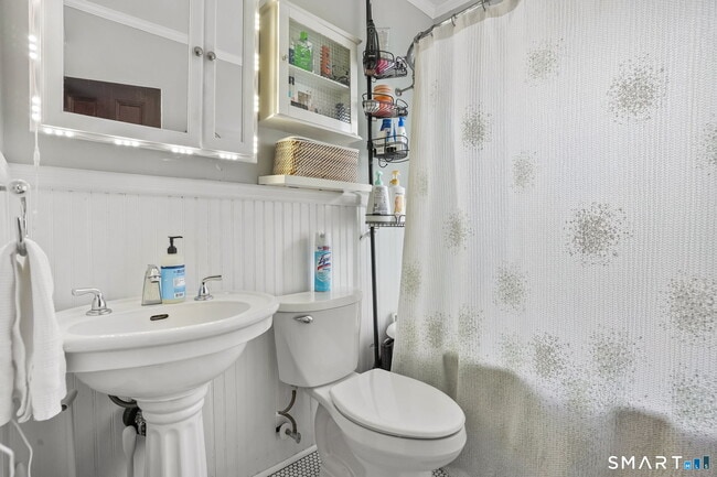 Building Photo - 8 Quintard Ave