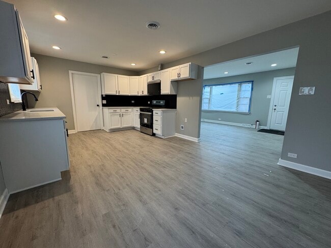 Building Photo - 5735 W 80th St