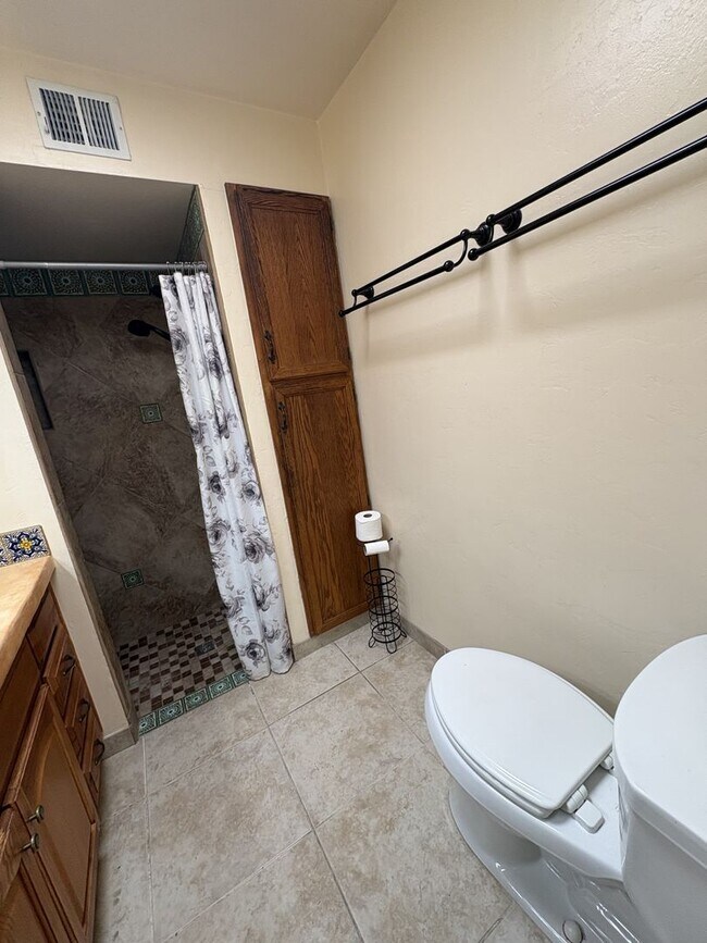 Building Photo - Convenient location in Midvale Park Close to all your needs