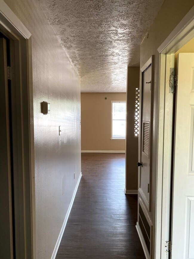 Building Photo - Cozy 2/2 Duplex Available for Prelease!