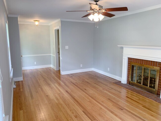 Building Photo - Beautiful 4 Bedroom 2 Bathroom home in the...