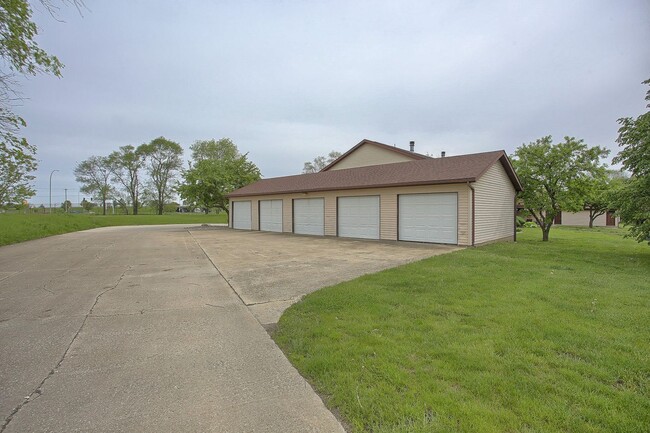 Building Photo - 2 Bedroom, 1.5 Bathroom Condo (AVAILABLE S...