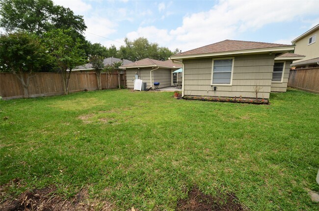 Building Photo - 4009 Nenana Dr