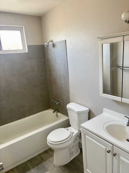 Building Photo - 409 N Los Robles Ave