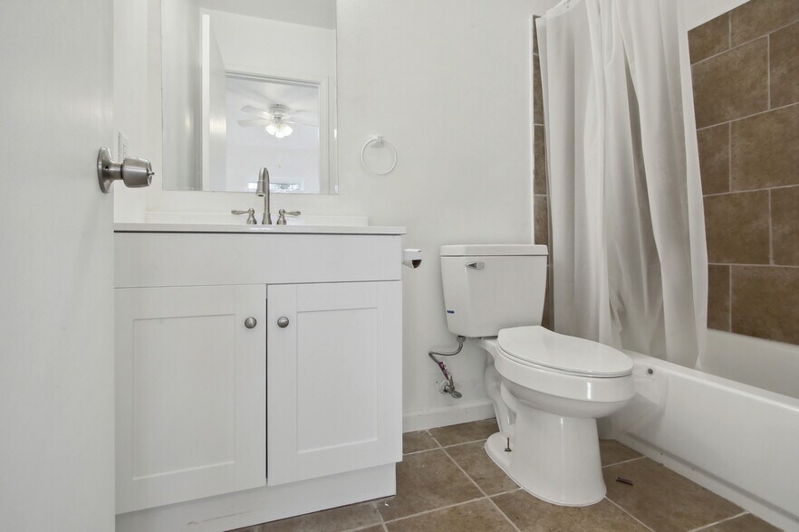 Building Photo - 424 Deckbar Ave