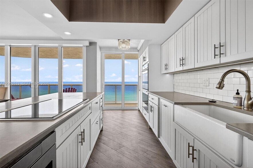 Building Photo - 16711 Collins Ave