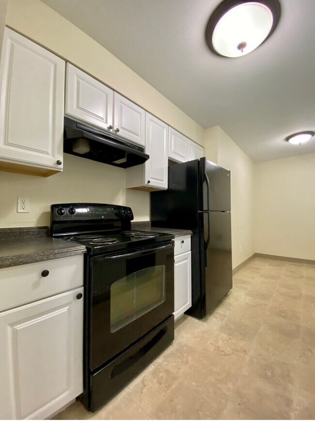Building Photo - **FREE FIRST MONTH'S RENT** Montavilla 2 Bedroom Main Floor Apartment w/ A/C and Off Street Parki...