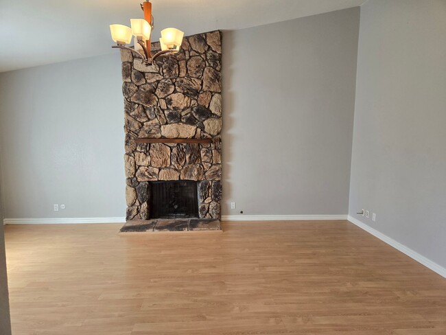 Building Photo - 3 bedroom 2 bath in Orange on Quiet Cul De...