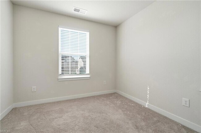 Building Photo - 266 Foxglove Dr