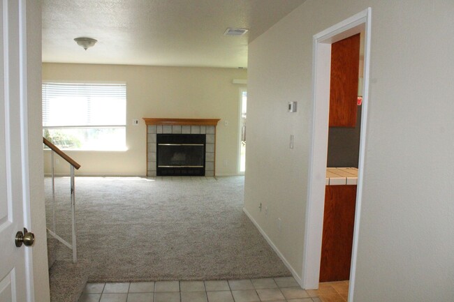 Building Photo - Updated 4 Bedroom, 2 1/2 Bathroom Townhome...
