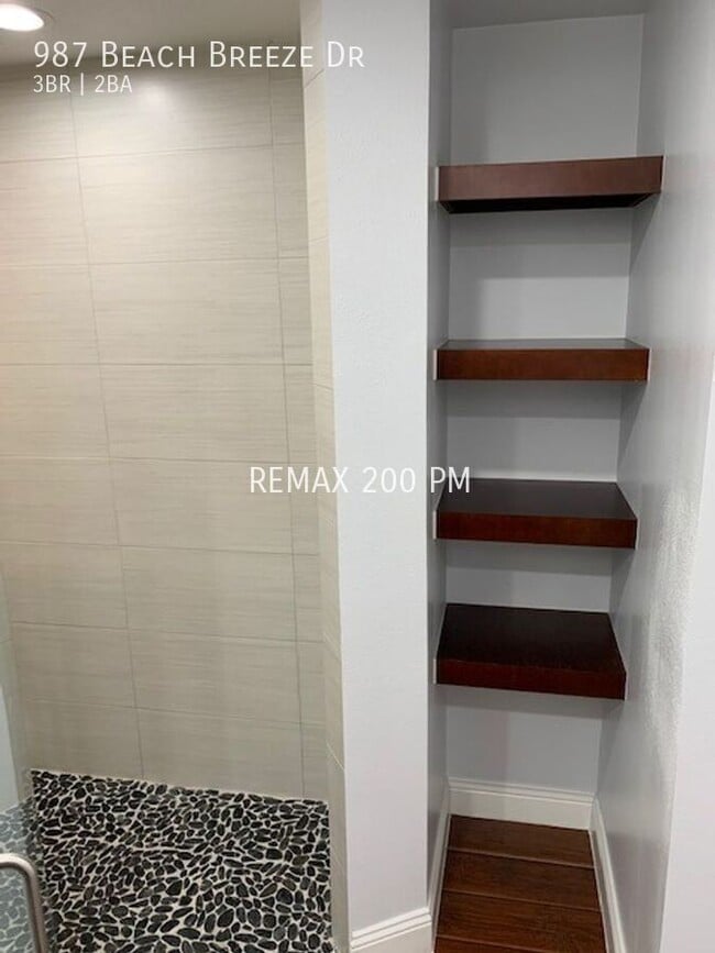 Building Photo - 987 Beach Breeze Dr