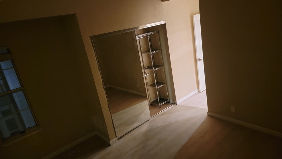 Building Photo - 119 Commodore Dr